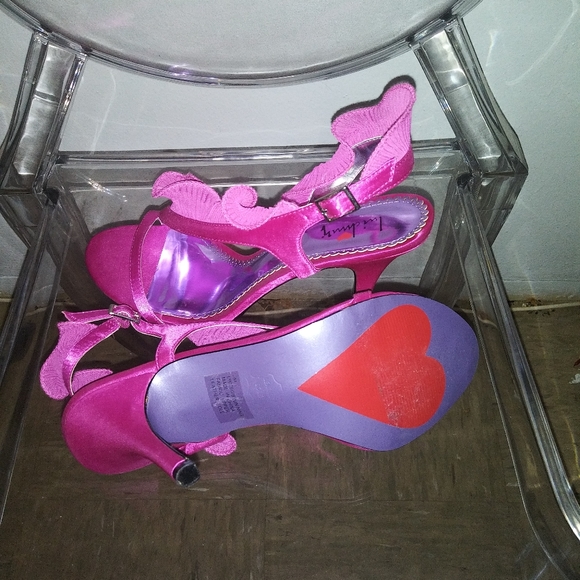 Women\'s pink pumps